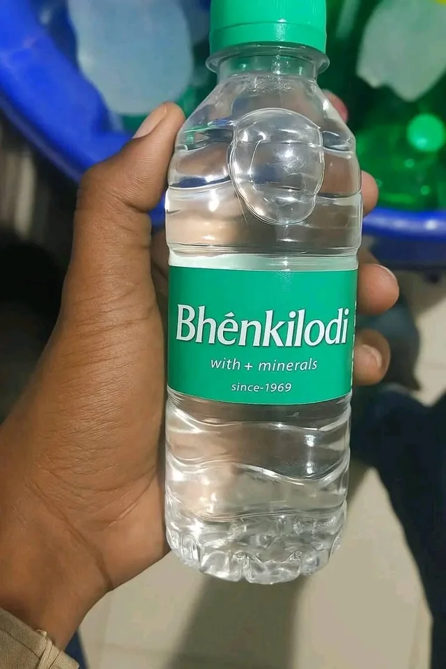 100% pure mineral water – Image