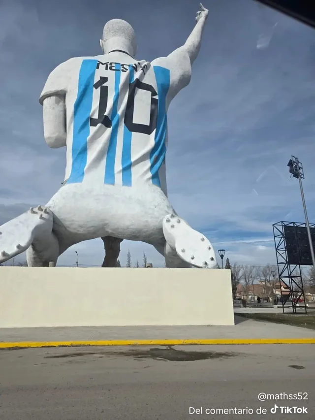 Giant Messi statue unveiled in patagonia, Argentina. #1 – Image