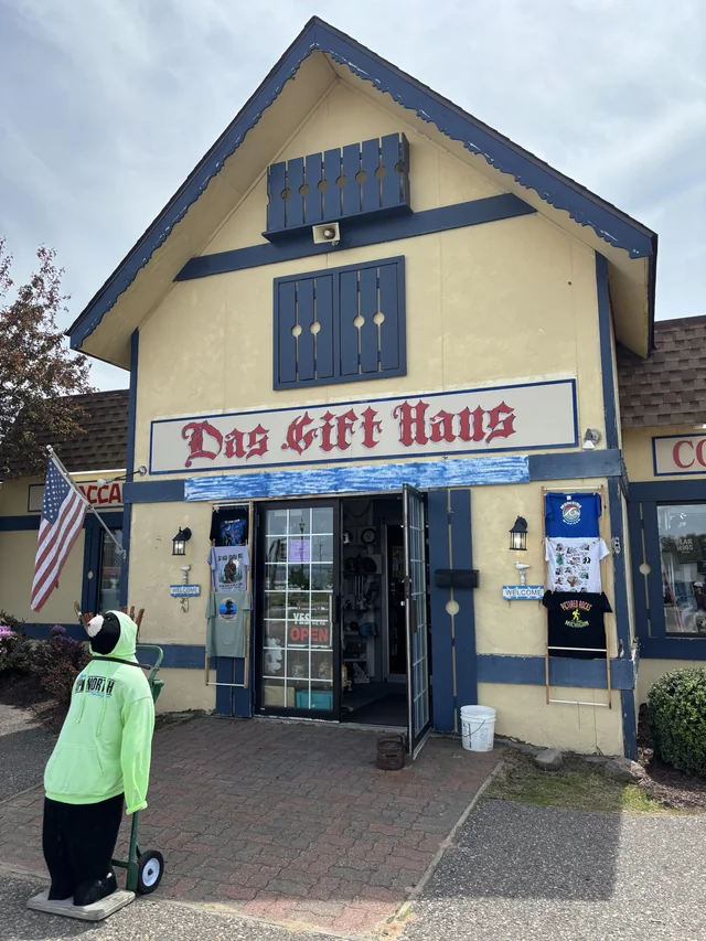 Useful shop in Munising, Michigan, USA #1 – Image